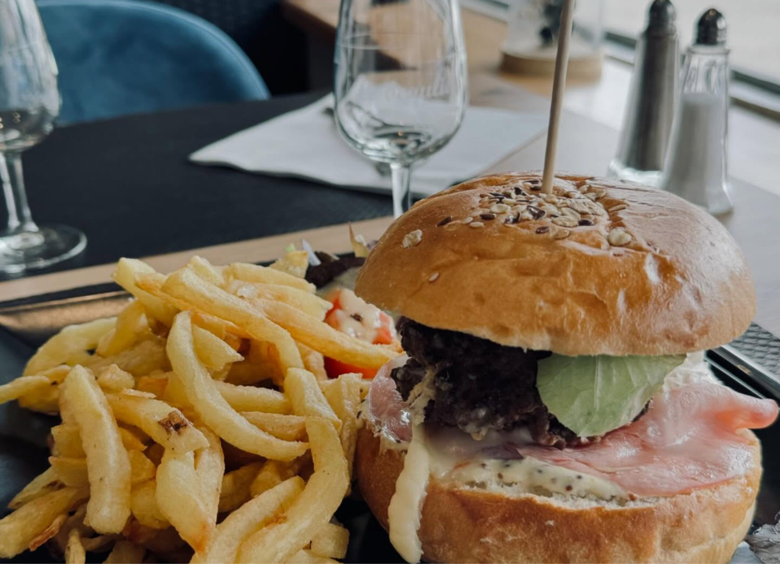Burger chèvre miel moutarde fait maison servi à la brasserie Le Beaulieu à Valenciennes avec possibilité de doggy bag pour emporter les restes.