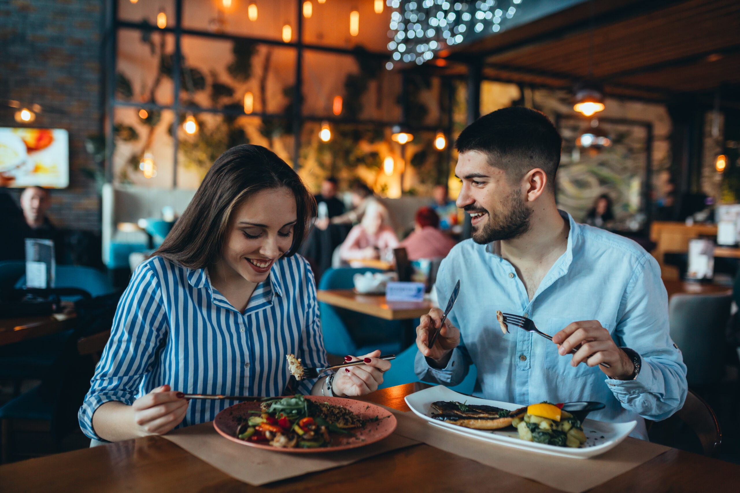 Couple au restaurant en terrasse qui doit demander une doggy bag après le repas