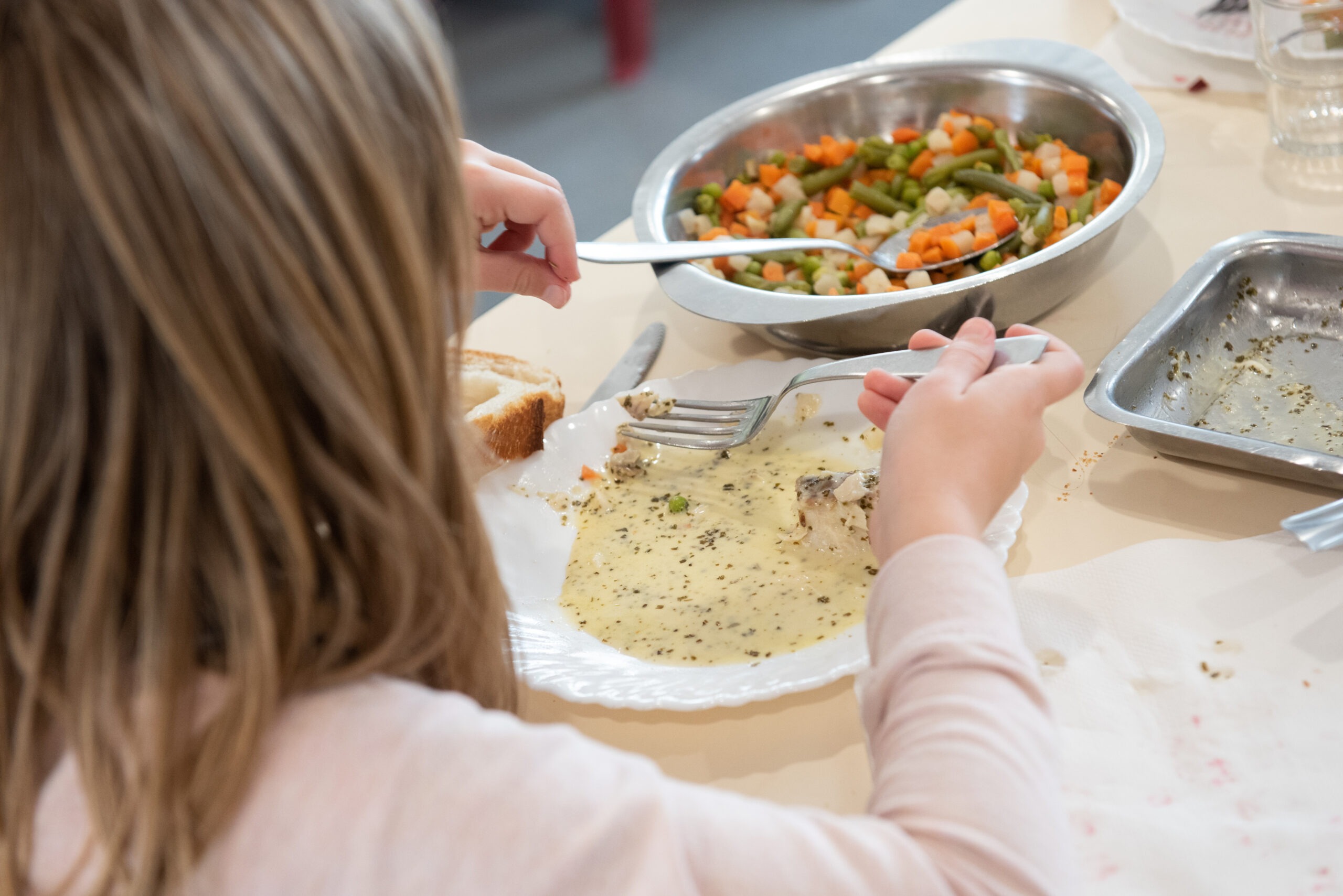 Élèves dans une cantine scolaire apprenant à réduire le gaspillage alimentaire