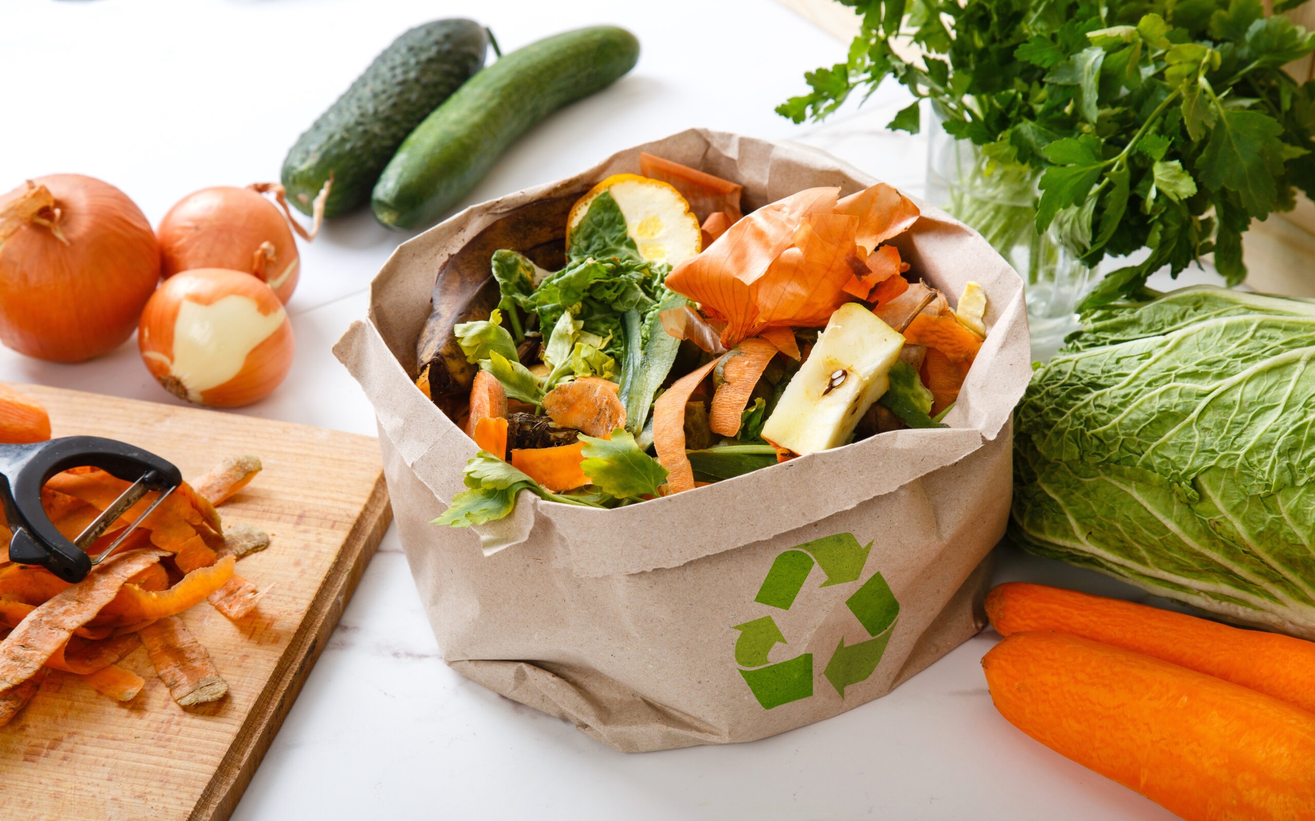 Épluchures de légumes variés réutilisées en cuisine zéro déchet