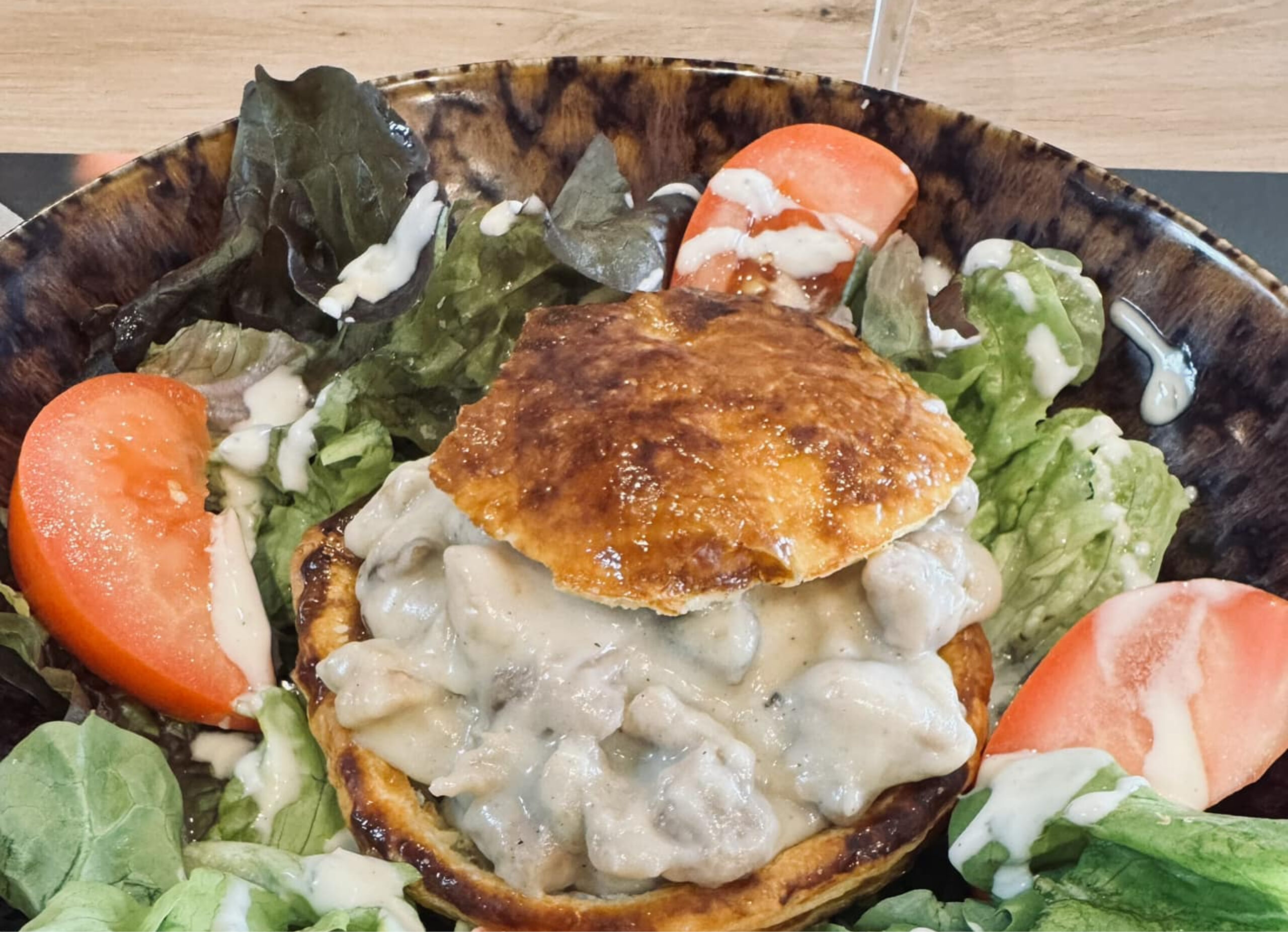 Feuilleté de ris de veau fait maison servi à la brasserie traditionnelle Le Beaulieu à Valenciennes.