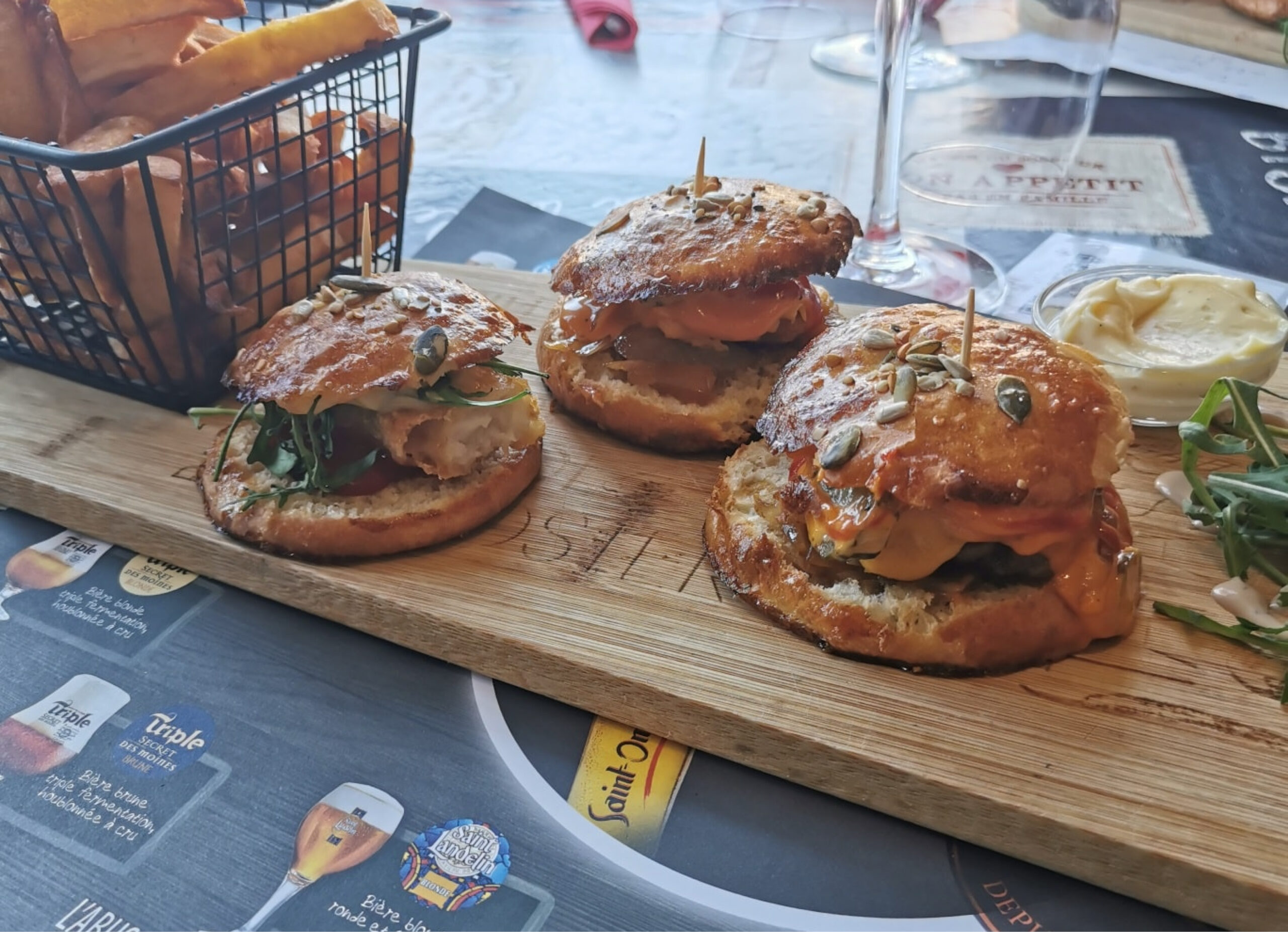 Hamburgers maison servis au Val en Cygnes à Valenciennes, restaurant proposant la doggy bag j'emporte mes restes pour lutter contre le gaspillage alimentaire.