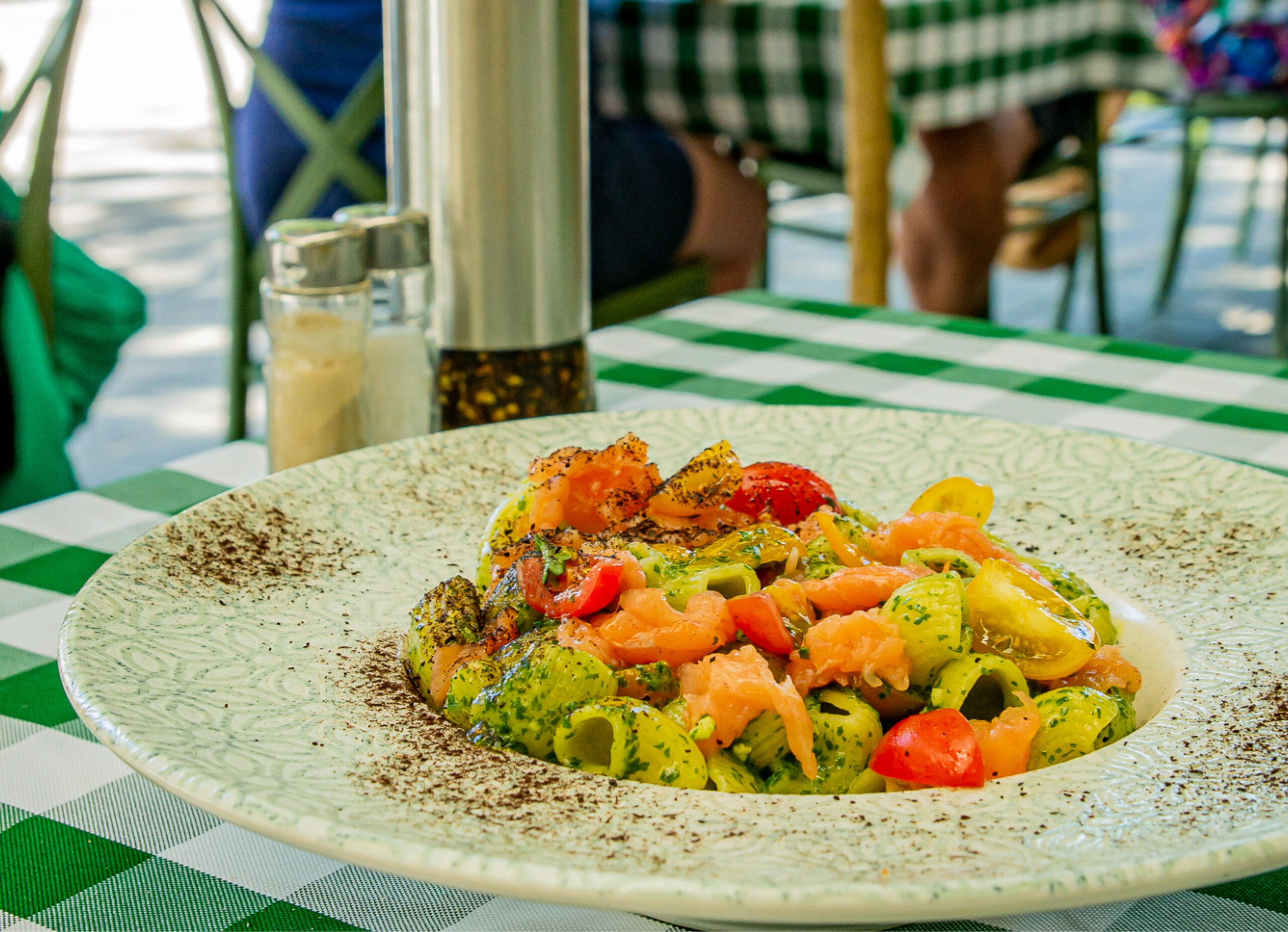 Assiette de pâtes fraîches servie au restaurant italien La Famiglia à Valenciennes, demander une doggy bag jemporte mes restes pour éviter le gaspillage alimentaire