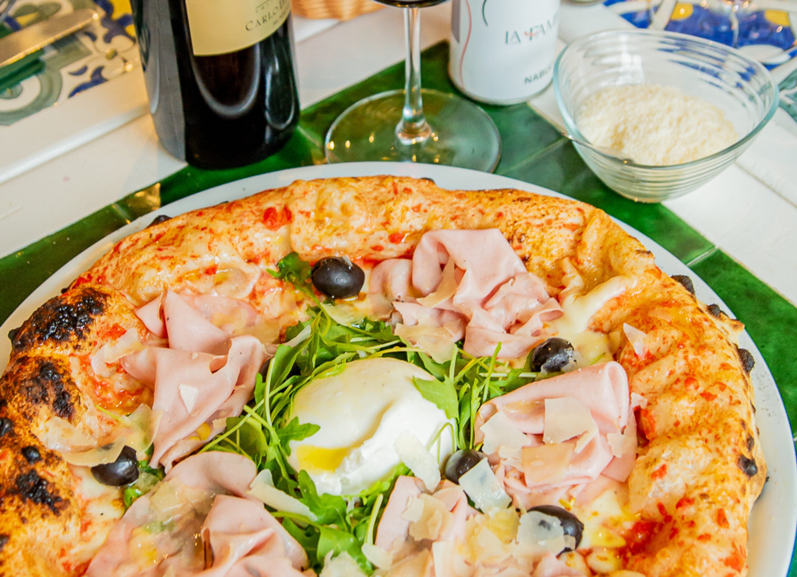 Pizza maison croustillante servie au restaurant La Famiglia à Valenciennes, avec la doggy bag jemporte mes restes