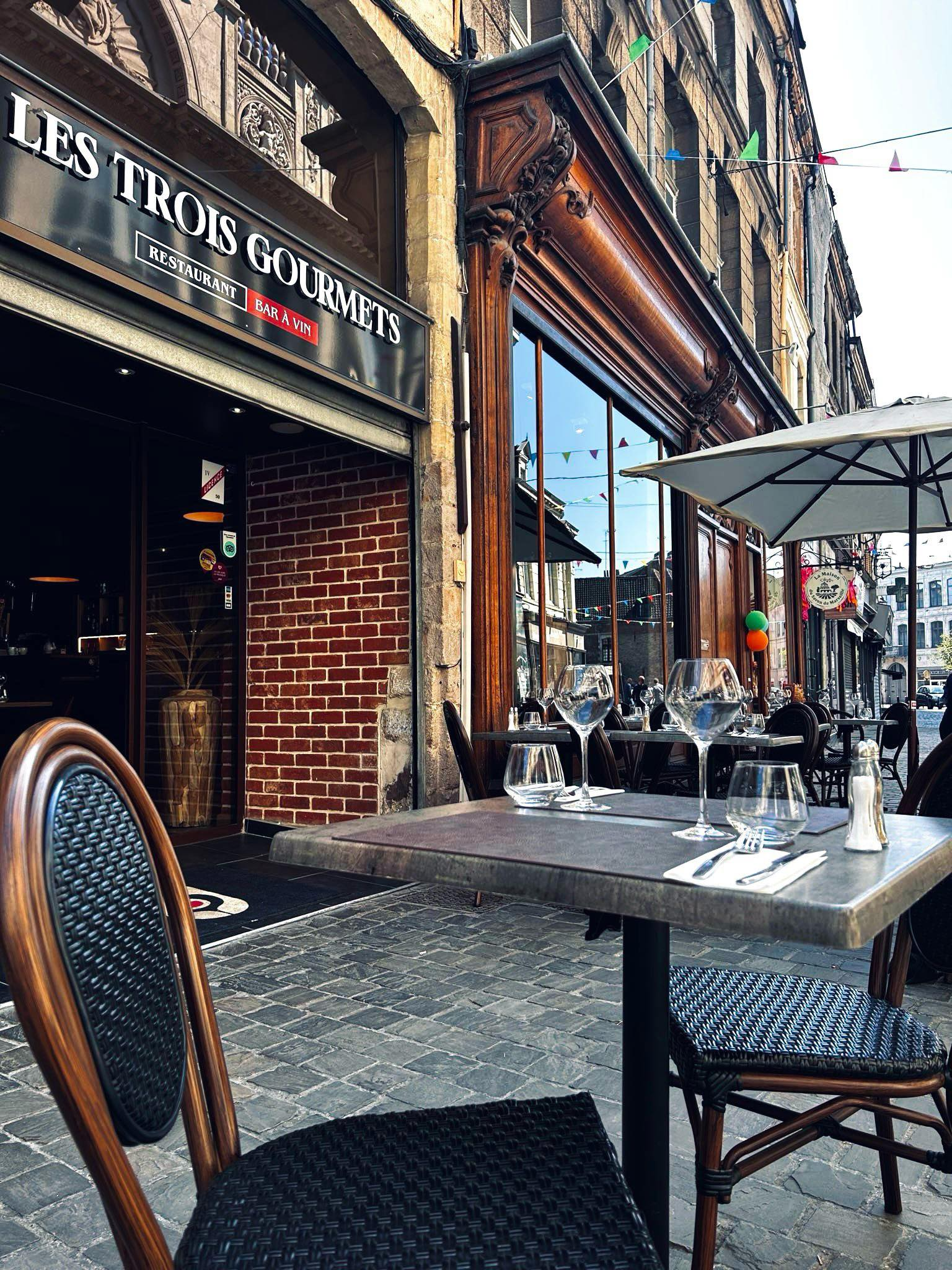 Façade du restaurant Les Trois Gourmets à Valenciennes, lieu de gastronomie française avec option doggy bag jemportemesrestes.fr pour emporter les restes.