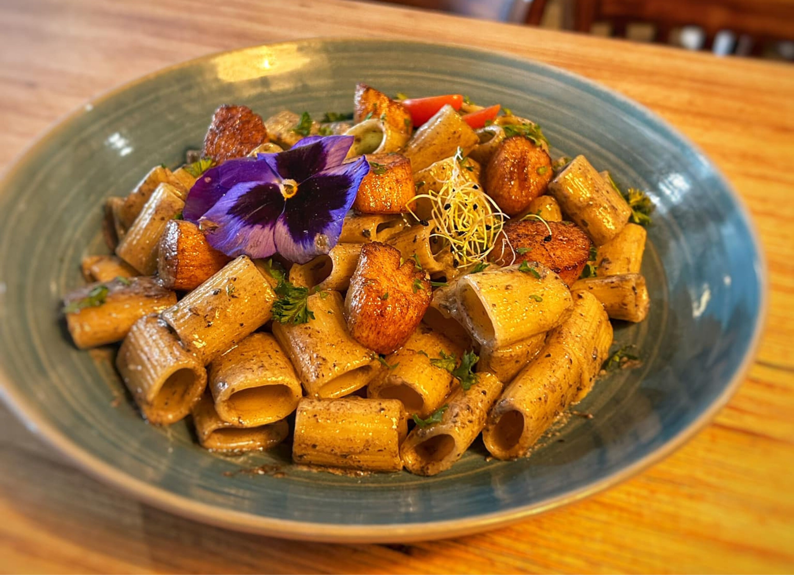 Ambiance élégante du restaurant Les Trois Gourmets à Valenciennes avec un plat raffiné et la possibilité de repartir avec la doggy bag jemporte mes restes