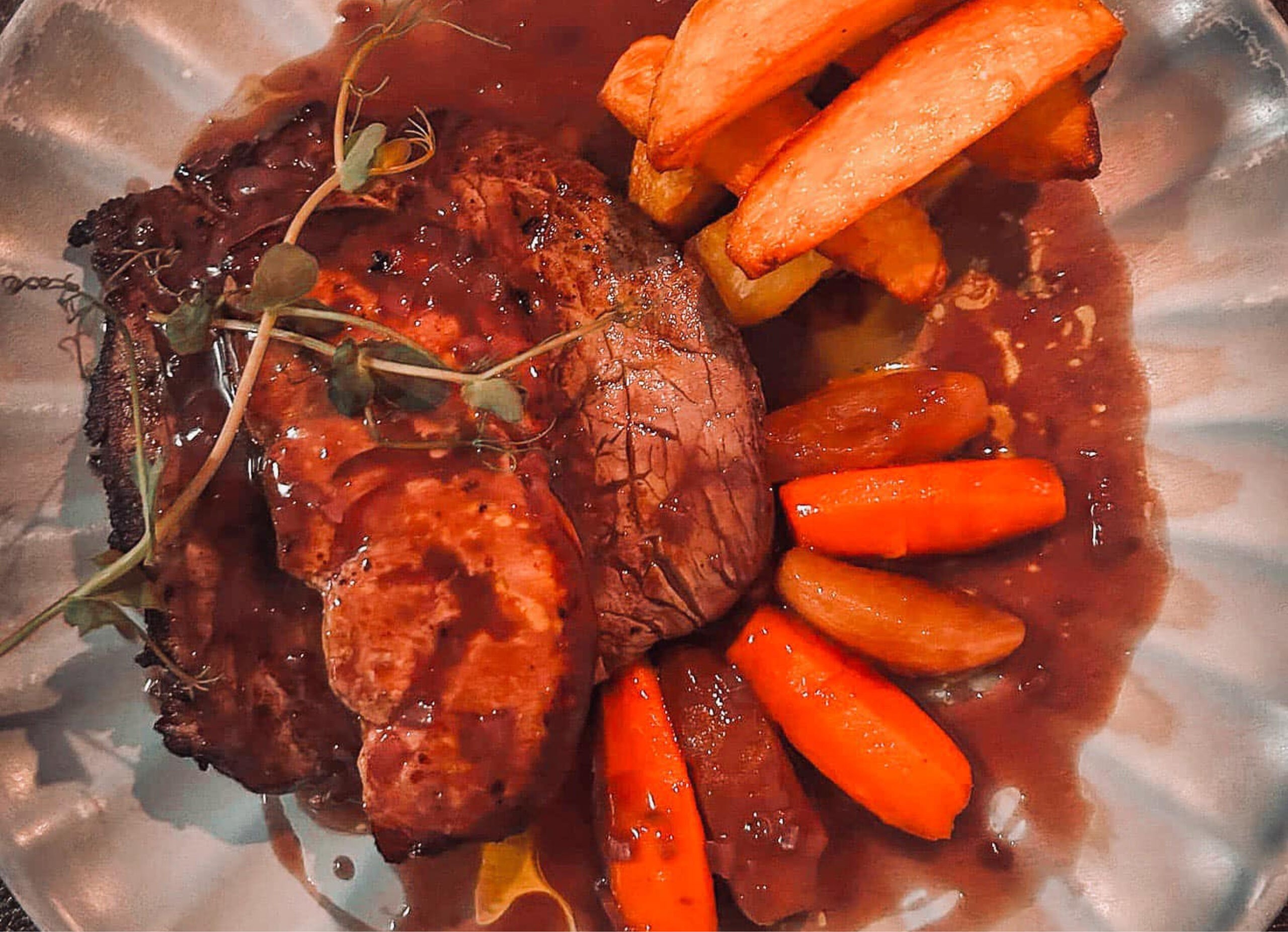 Plat principal raffiné servi au restaurant Les Trois Gourmets à Valenciennes, à savourer sur place ou à emporter grâce à la doggy bag jemportemesrestes si vous n'avez plus assez de place pour finir votre plat