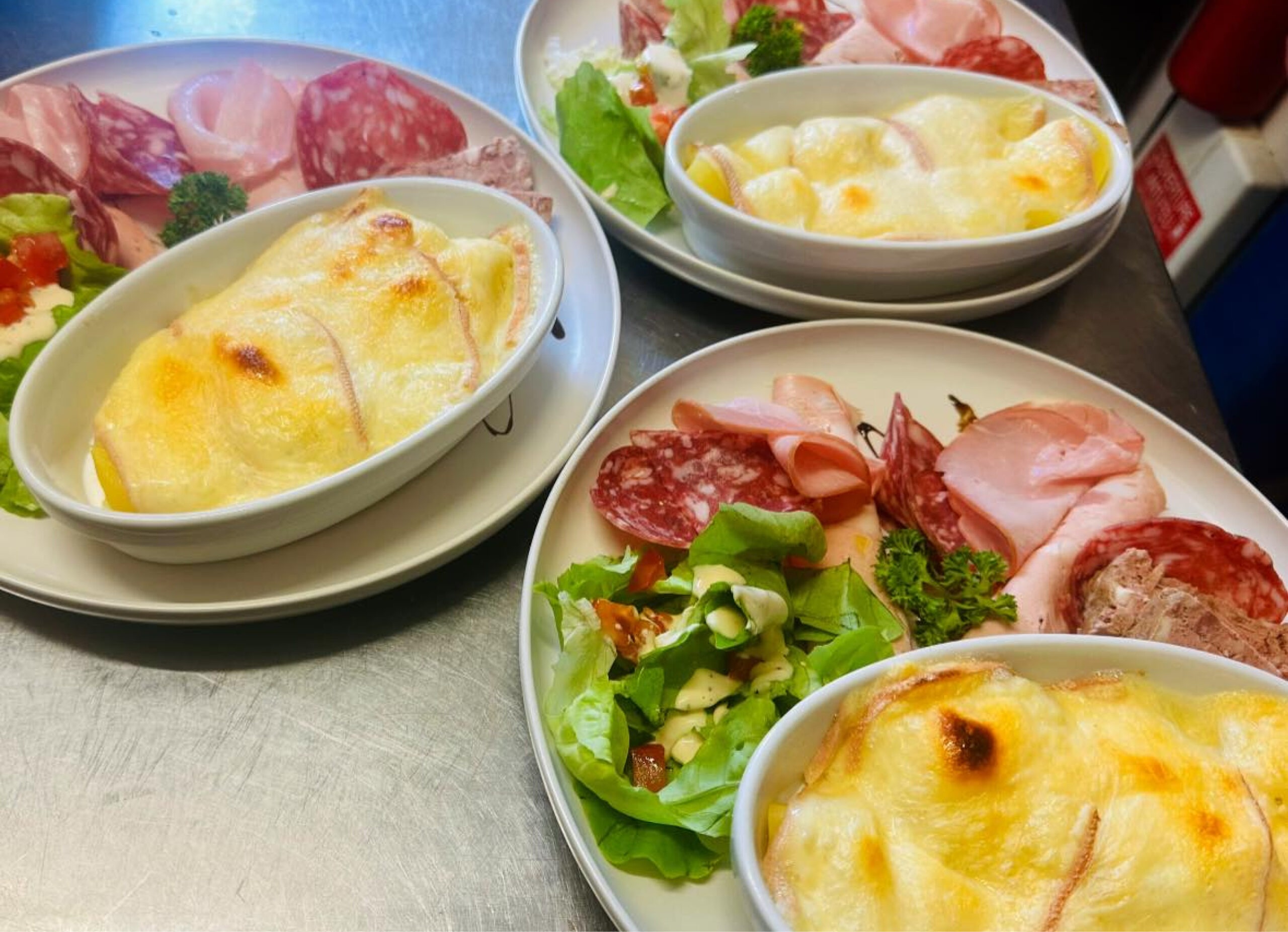 Raclette fondante servie dans une brasserie gastronomique à Valenciennes – La Bande à Nana