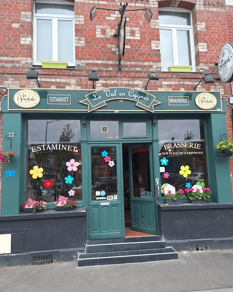 Façade du restaurant Le Val en Cygnes à Valenciennes, estaminet traditionnel français proposant la doggy bag contre le gaspillage alimentaire.