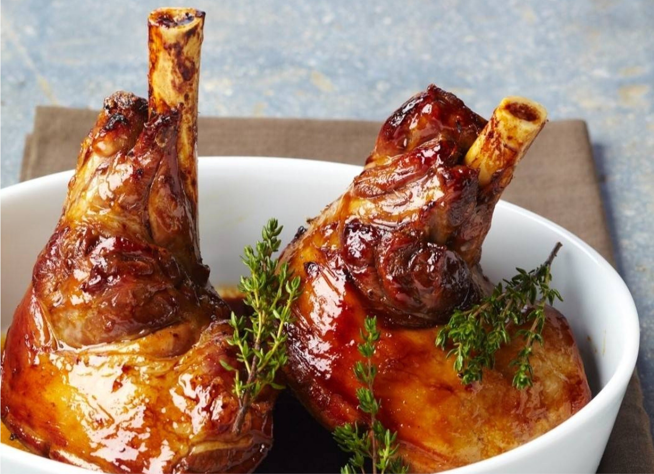 Jambonneau à l’os servi avec frites maison au Val en Cygnes, restaurant traditionnel du Nord à Valenciennes qui propose la doggy bag j'emporte mes restes