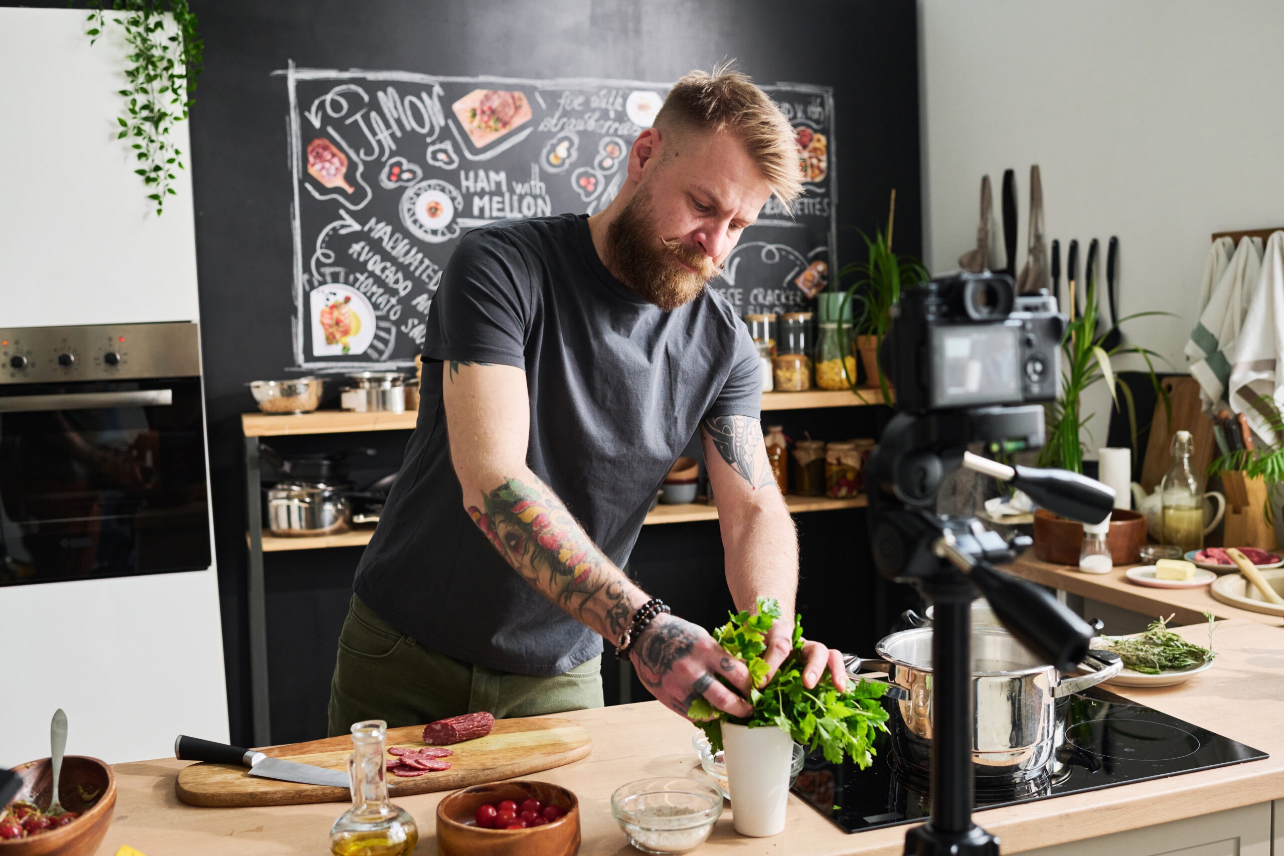 Influenceurs culinaires préparant des recettes zéro déchet pour lutter contre le gaspillage alimentaire